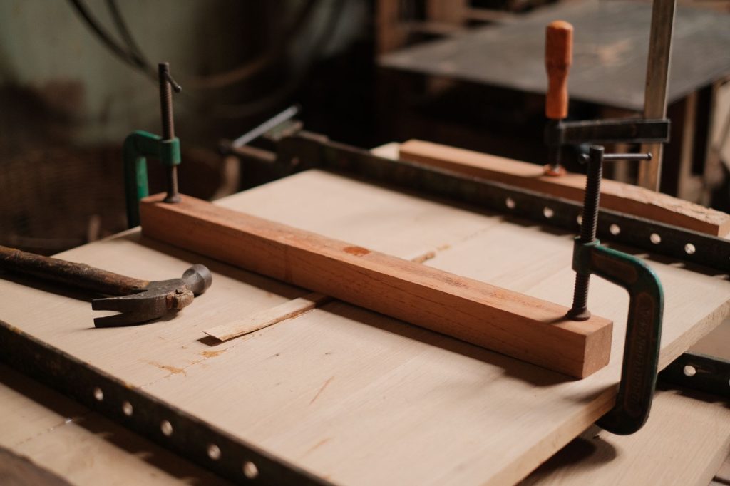 Clamping a glued panel